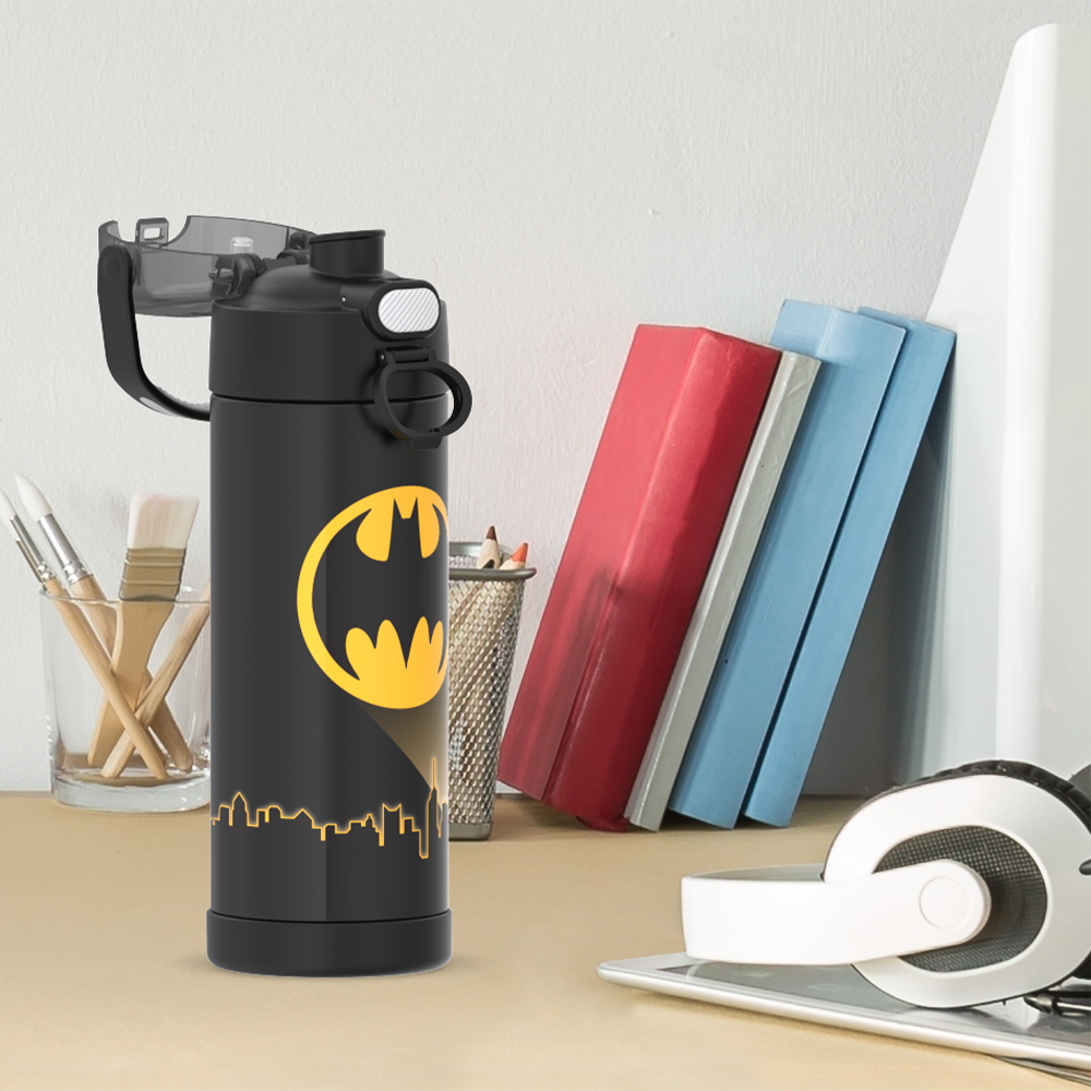 f42104bm_batman_16oz_lifestyle_pdp.png